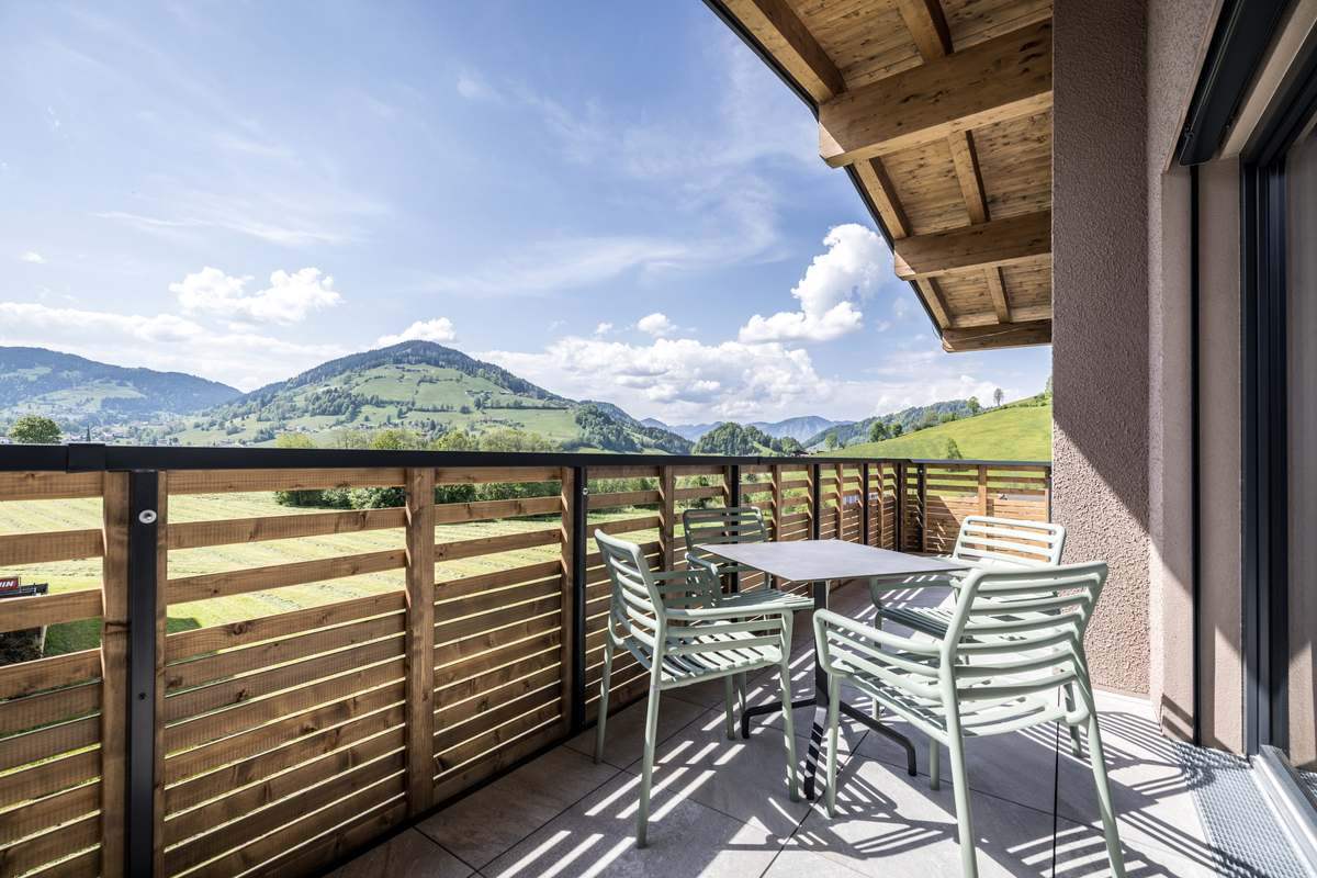 Balkon mit Blick über das Tal der Wildschönau