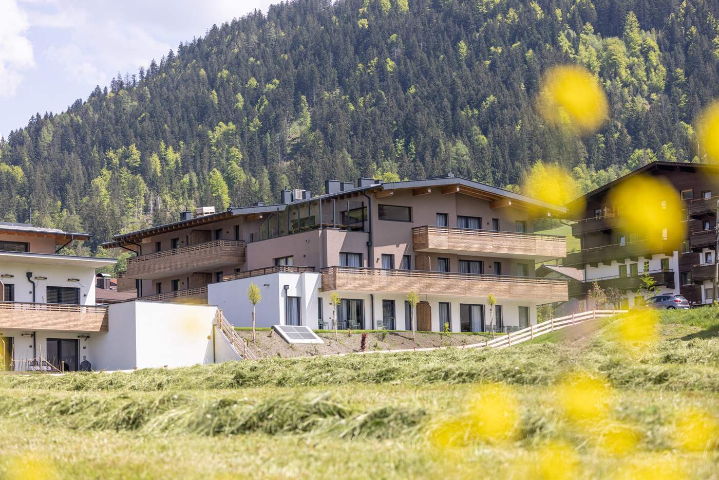 Apartmentanlage Wildschönau im Sommer, Außenansicht mit Balkonen