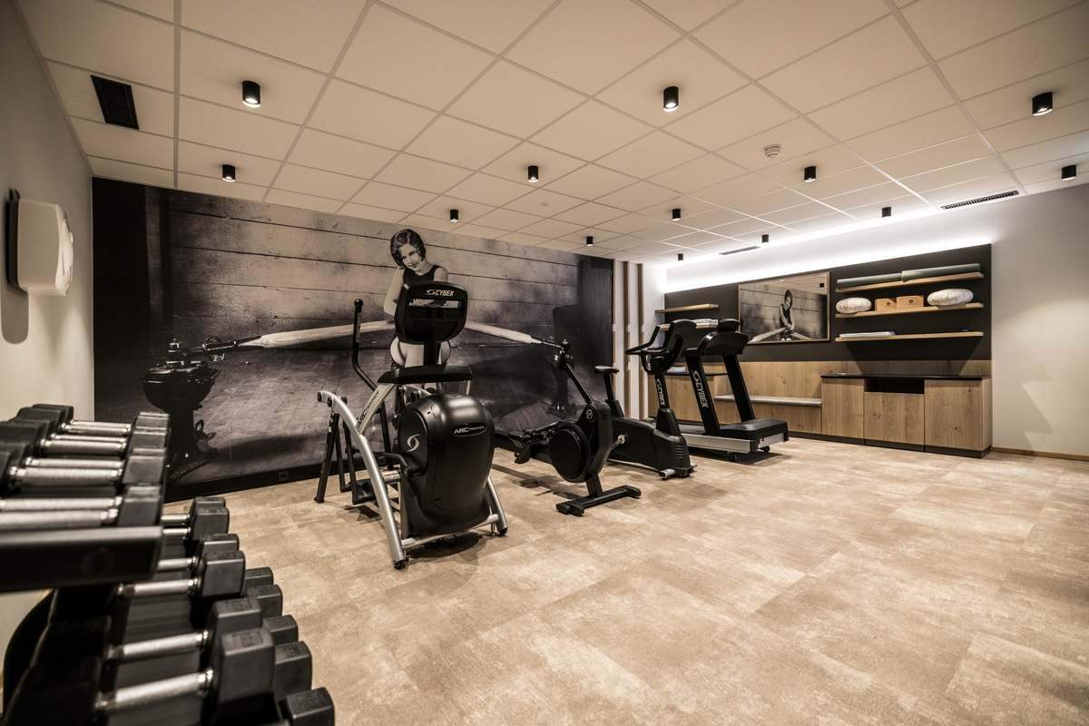 Fitnessraum mit Kraft- und Ausdauergeräten