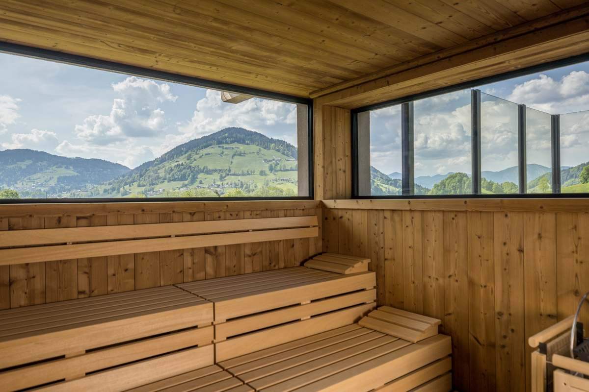 Panoramasauna mit Fensterfront zum Tal