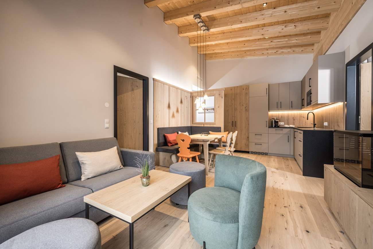 Apartment W03, 1 SZ Premium, 46,20 m² in Niederau — Wohnbereich mit offener Küche und Tiroler Eckbank