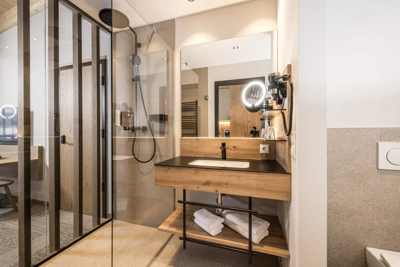 Apartment W03 — Bad mit Regendusche und Waschtisch