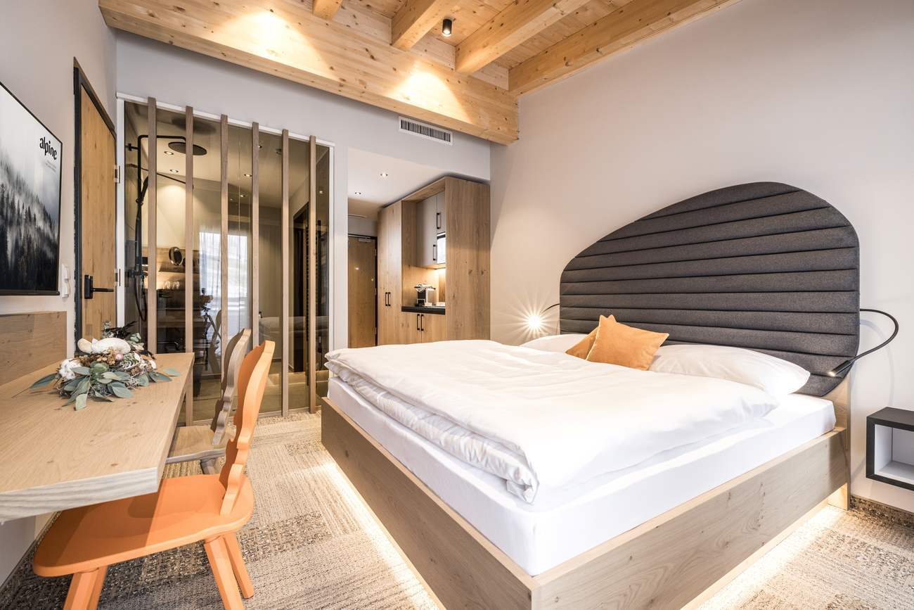 Apartment W04, Doppelzimmer, 23,38 m² in Niederau — Wohn- und Schlafraum mit Kastenbett und Arbeitsplatz