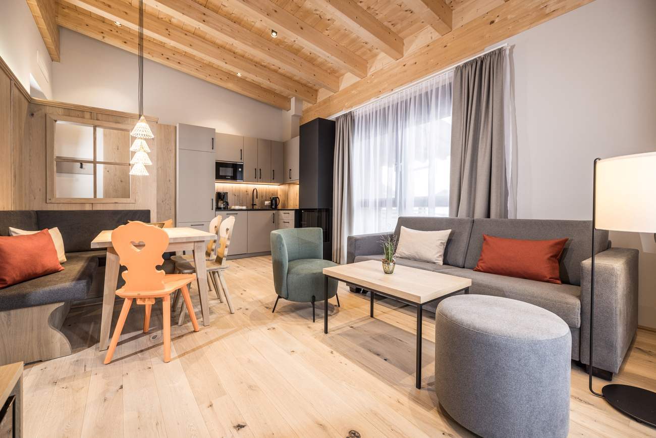 Apartment W06, 2 SZ Premium, 63,09 m² in Niederau — Wohnküche mit Essbereich, Eckbank und Wohnzimmer