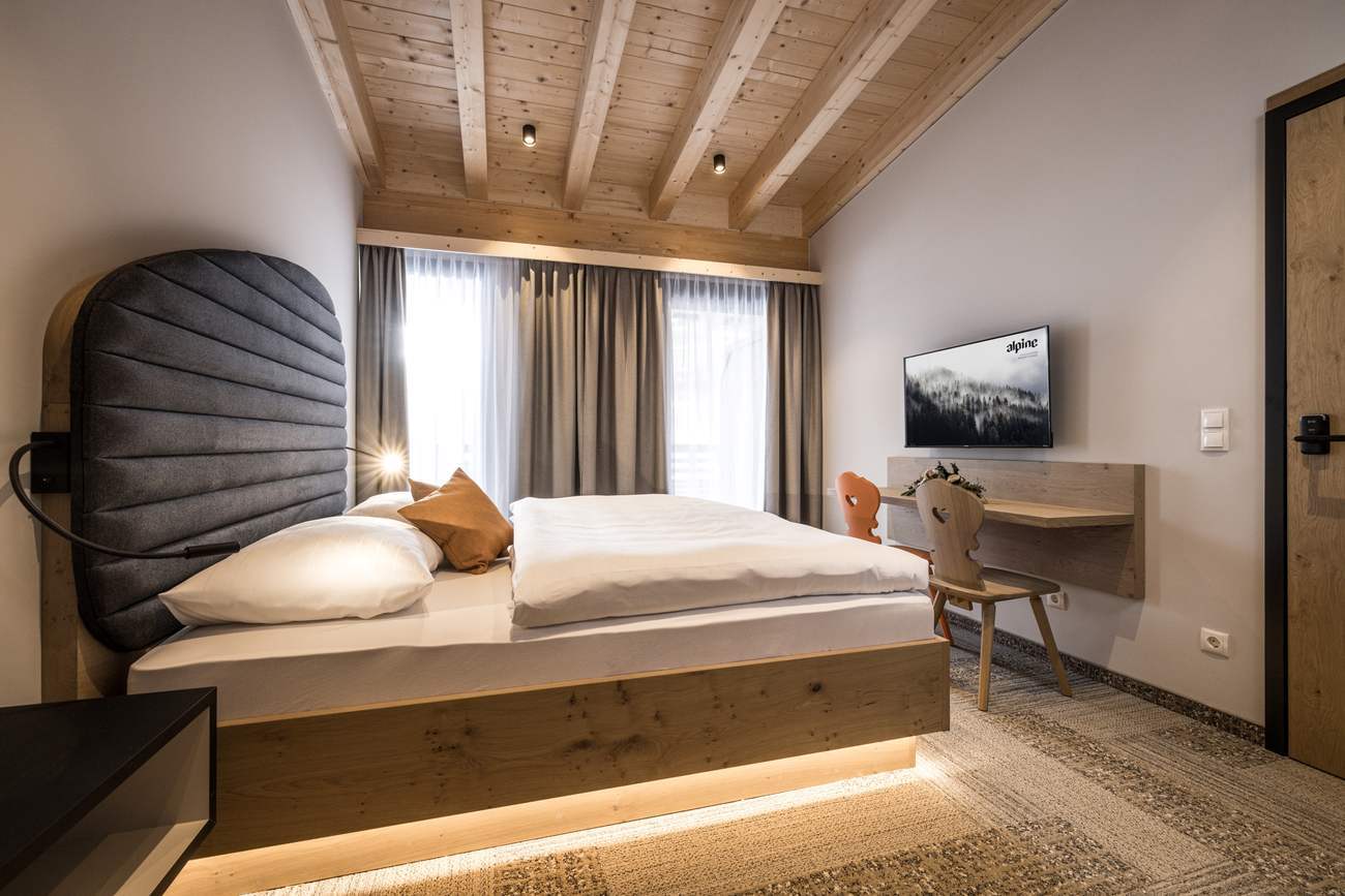 Apartment W06 — Schlafzimmer mit gepolstertem Bettkopfteil