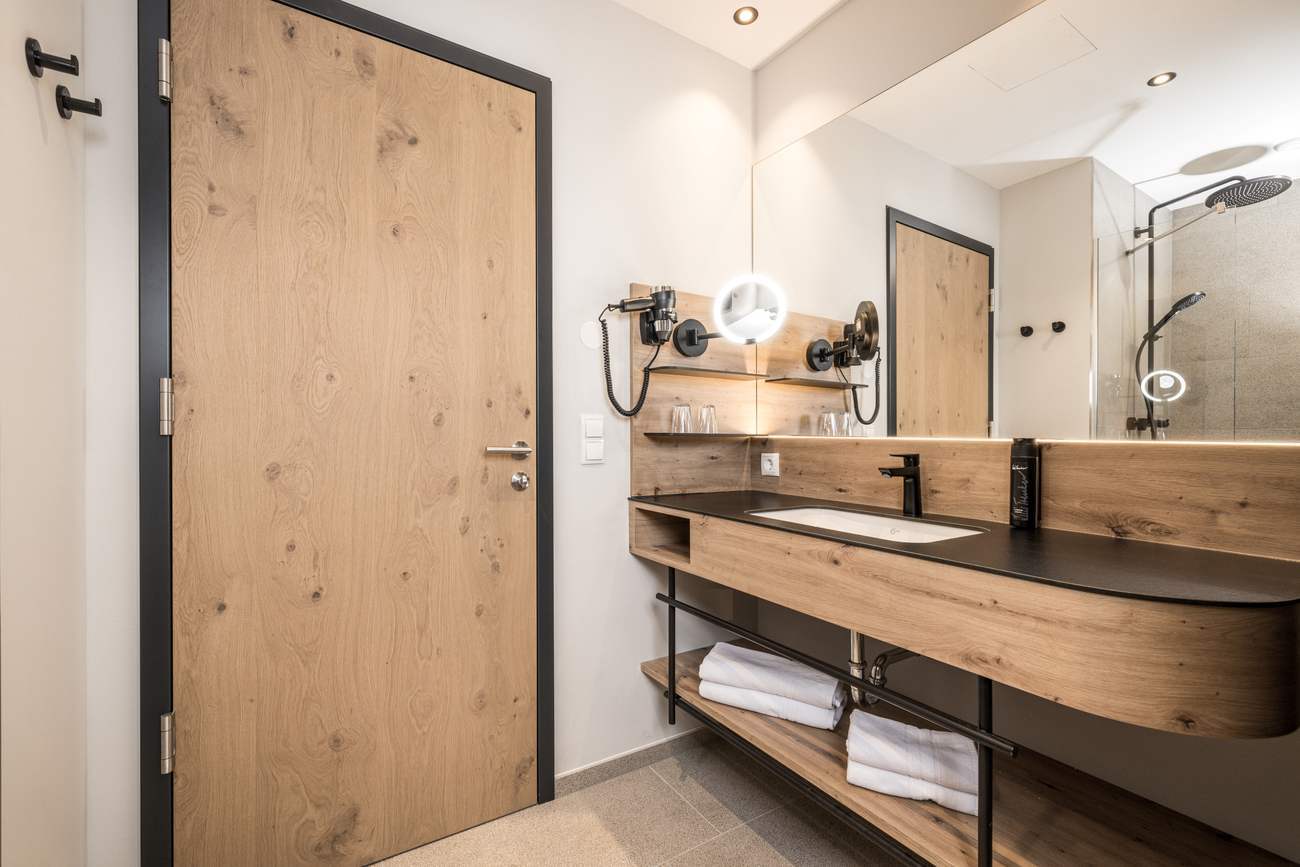 Apartment W06 — Bad mit Doppelwaschtisch und Regendusche