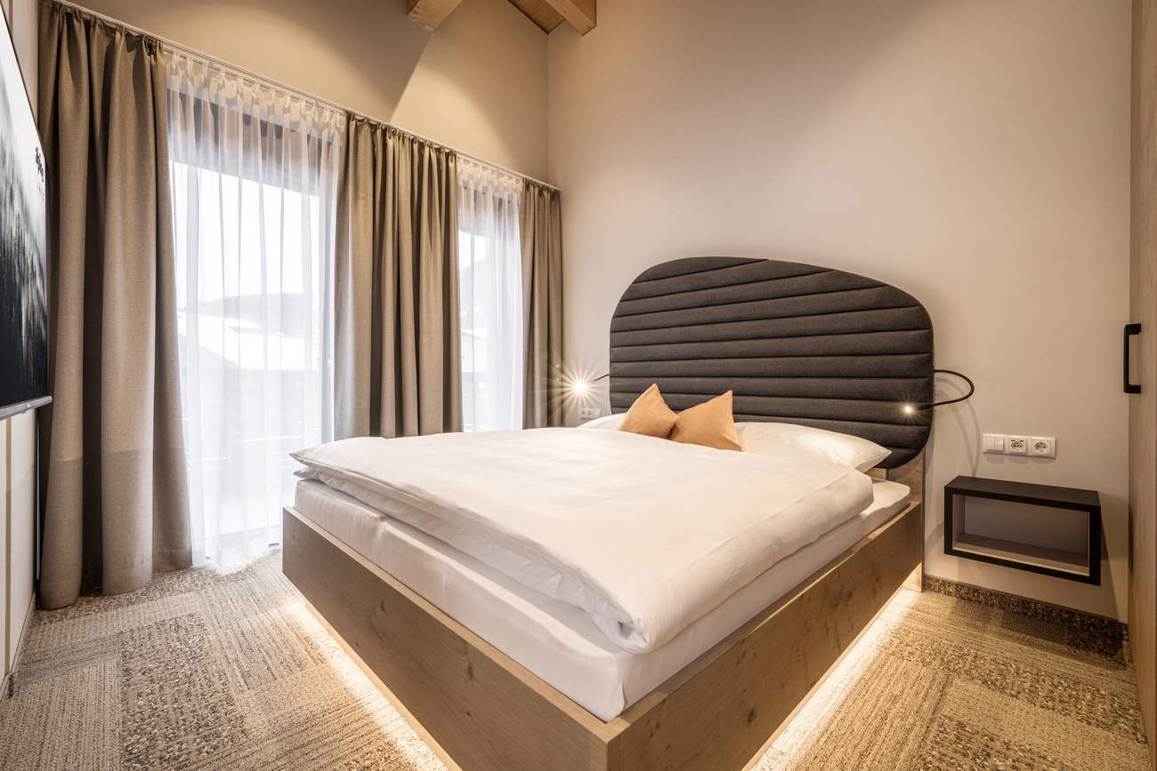 Apartment W10 — Schlafzimmer mit Kastenbett und indirekter Beleuchtung