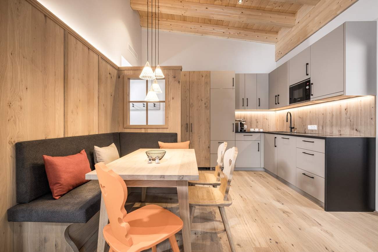 Apartment W14, 1 SZ Superior, 48,71 m² in Niederau — Wohnküche mit Tiroler Eckbank und Essplatz