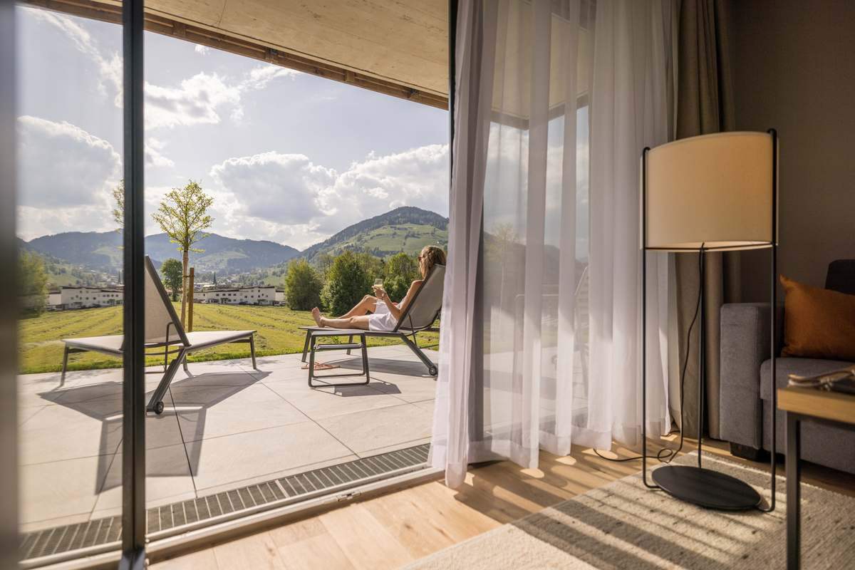 Blick von der Terrasse eines Apartments auf die Berge