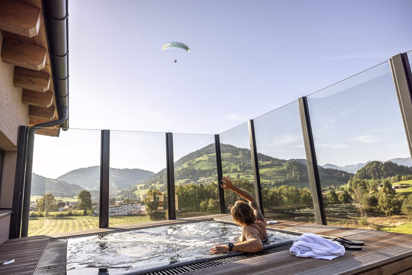 Whirlpool auf dem Dach mit Panoramablick auf die Berge
